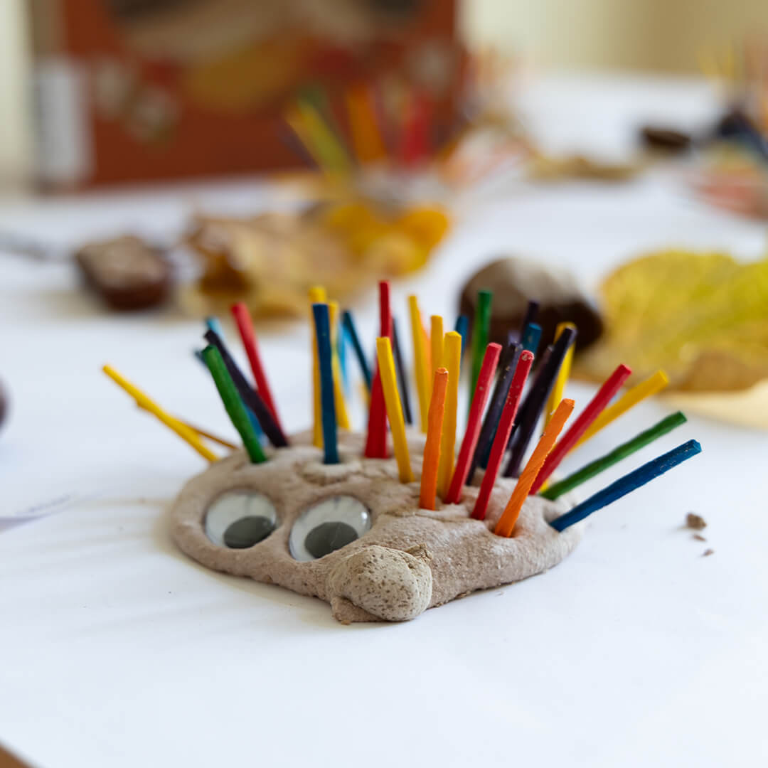 Gebastelte Igelfigur mit skurrilen Proportionen