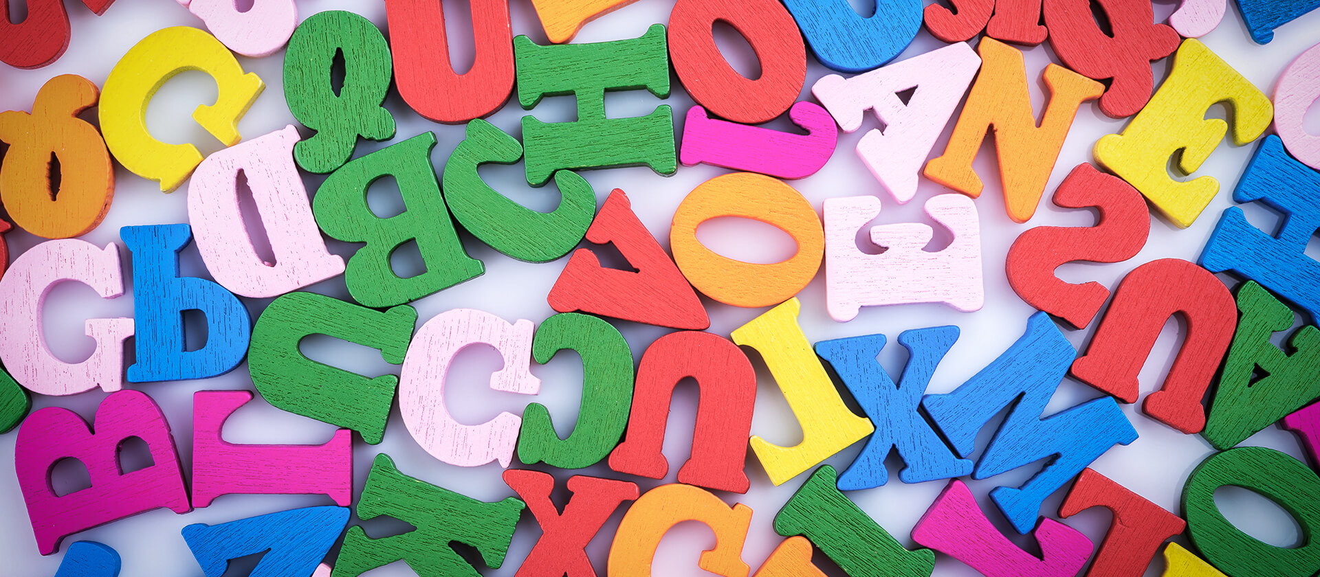 Bunte Buchstaben durcheinander, ergeben keine Worte
