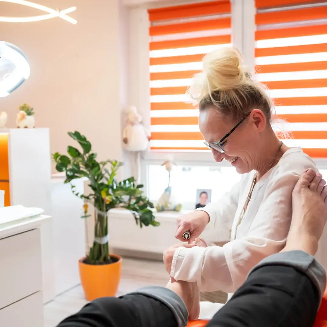 Silke Schütze bei der Arbeit in ihrem Fußpflege-Studio